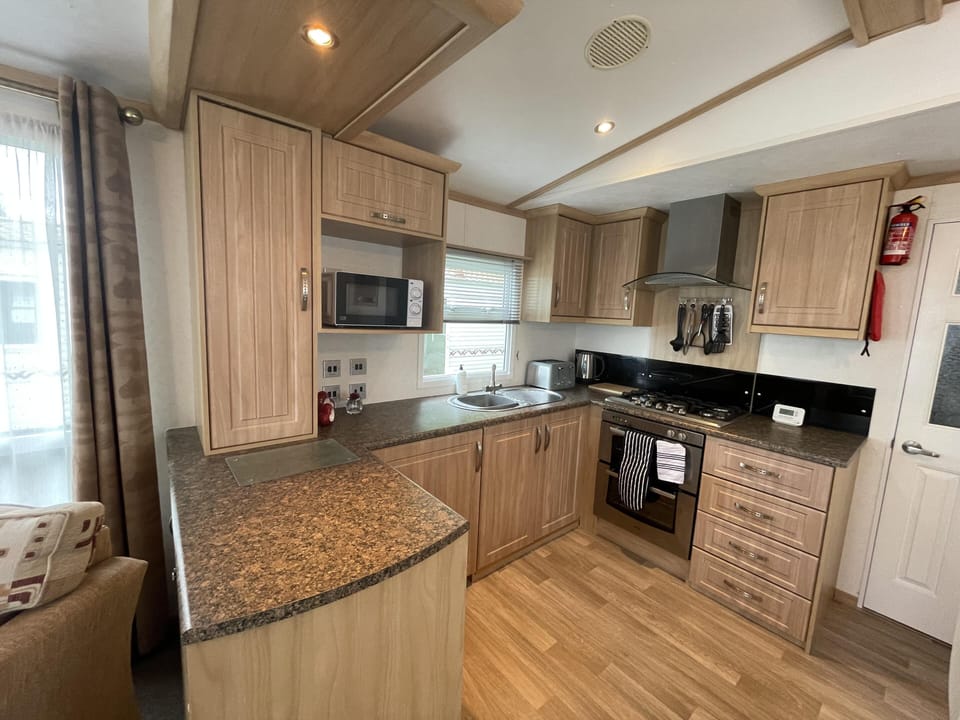 Cabin | Private kitchen | Fridge, microwave, oven, stovetop