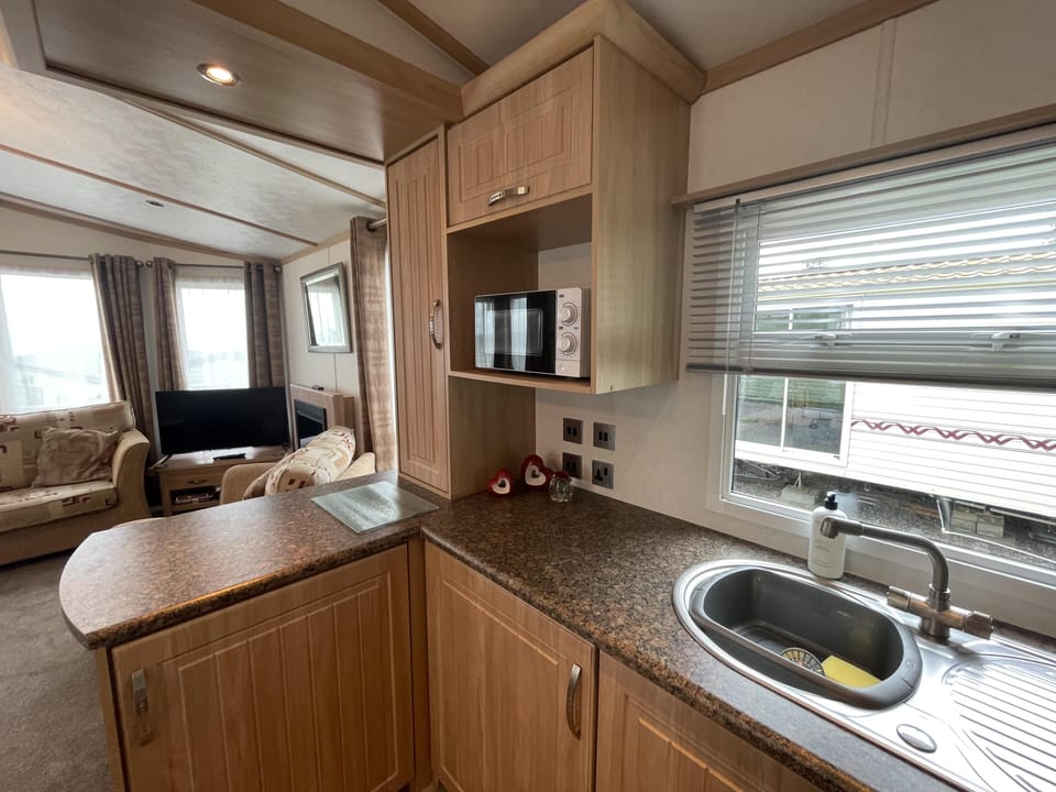 Cabin | Private kitchen | Fridge, microwave, oven, stovetop