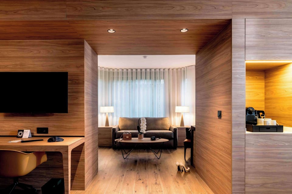 Premium bedding, in-room safe, desk, laptop workspace