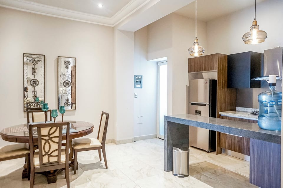 Deluxe Apartment, City View | Living area