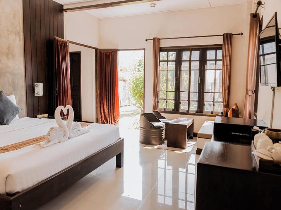 Family Room | Desk, WiFi (free), bed sheets
