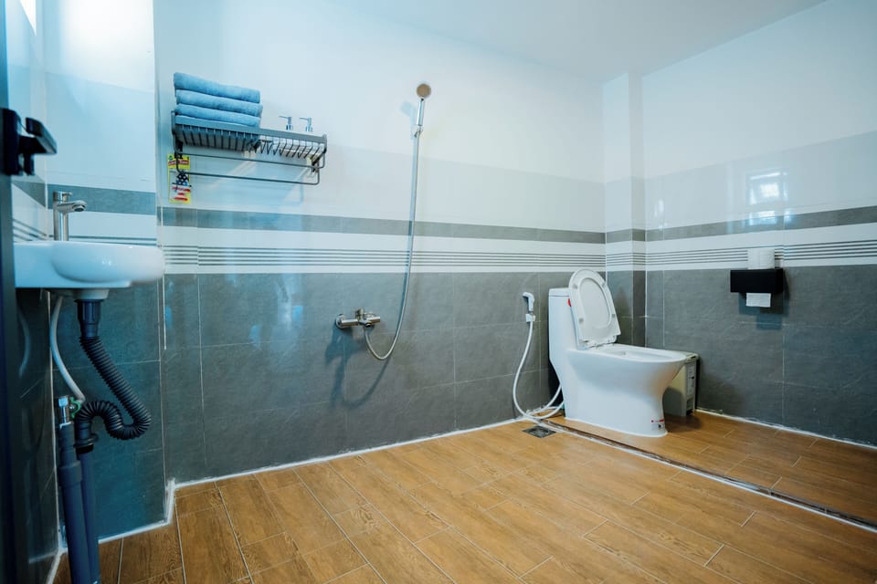 Luxury Twin Room | Bathroom | Shower, hydromassage showerhead, free toiletries, hair dryer