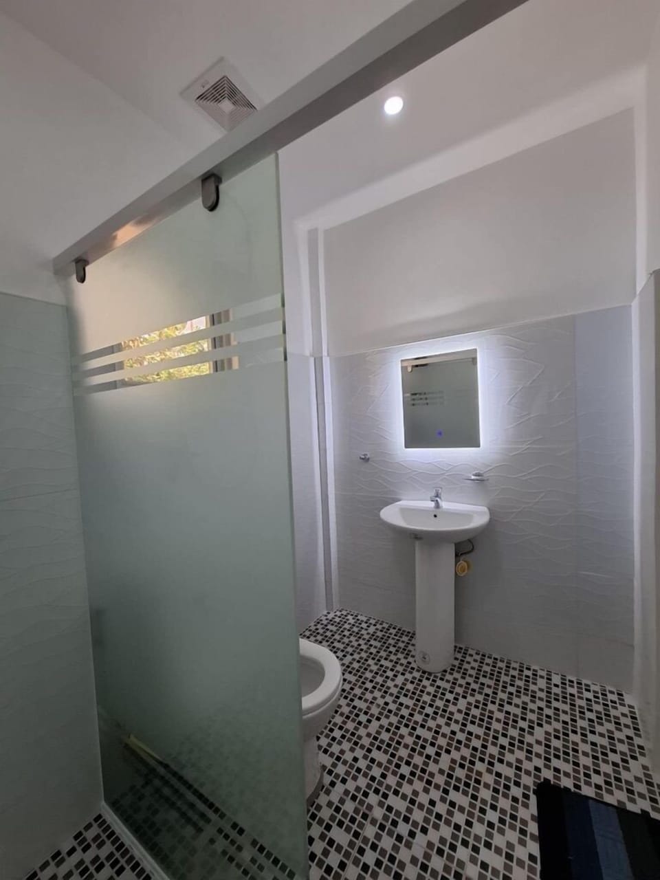Deluxe Twin Room, Garden View | Bathroom | Shower, bidet, towels, soap