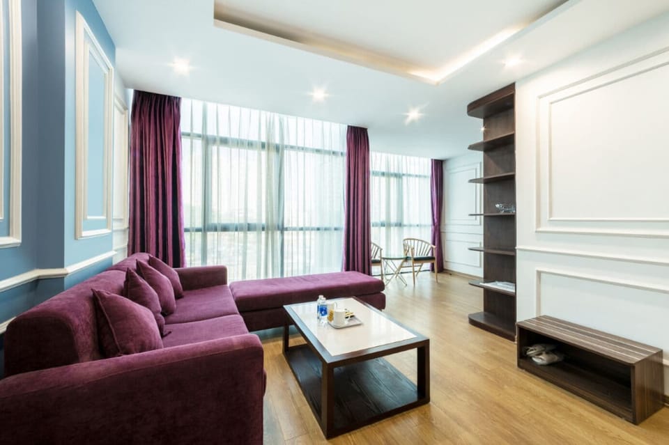 Junior Suite | Minibar, in-room safe, blackout drapes, iron/ironing board