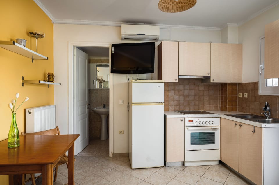 Comfort Villa, Private Pool, Garden View | Private kitchen | Fridge, microwave, oven, stovetop