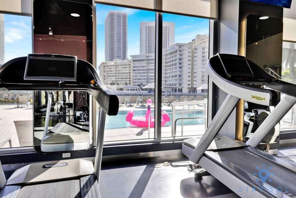 Modern Resort Apartment w Balcony Pool Gym Apartment in Hallandale Beach