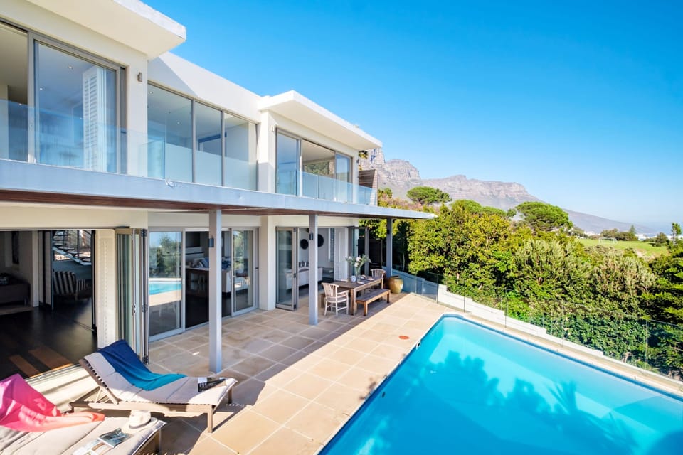 House | 4 bedrooms, desk, iron/ironing board, Internet
