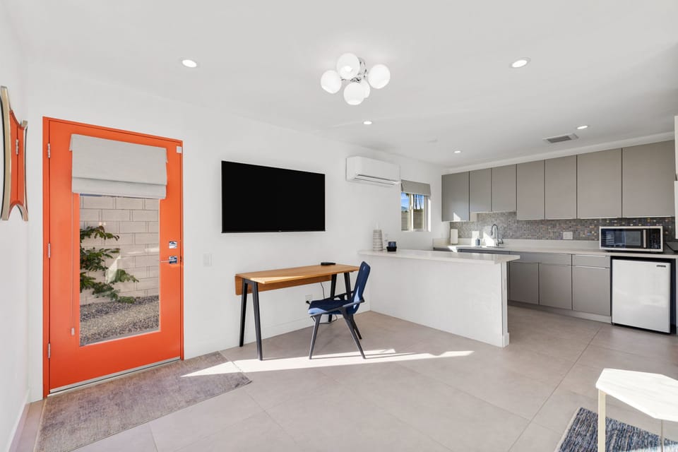 House | 4 bedrooms, desk, iron/ironing board, Internet