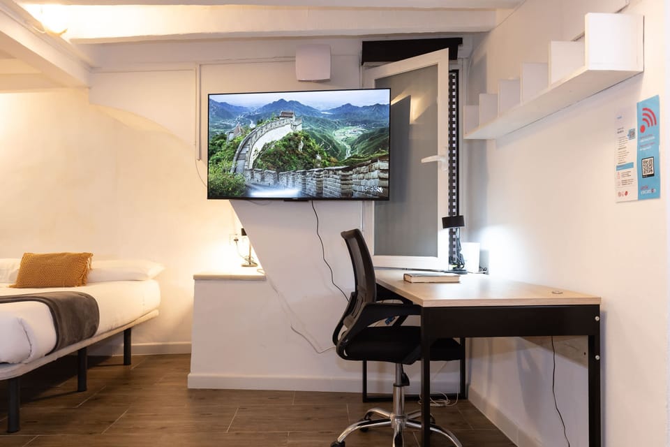 House | 1 bedroom, desk, iron/ironing board