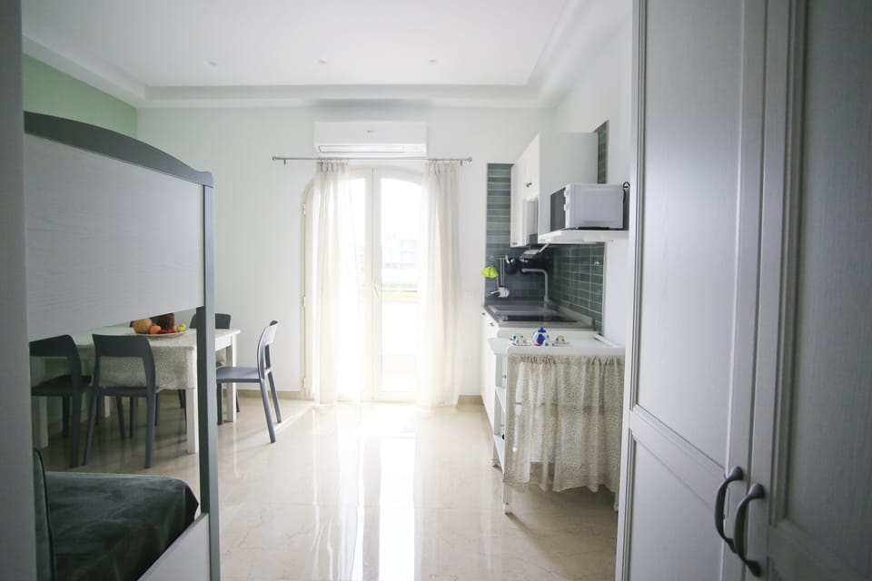 Classic Suite, Garden View | Living area | TV