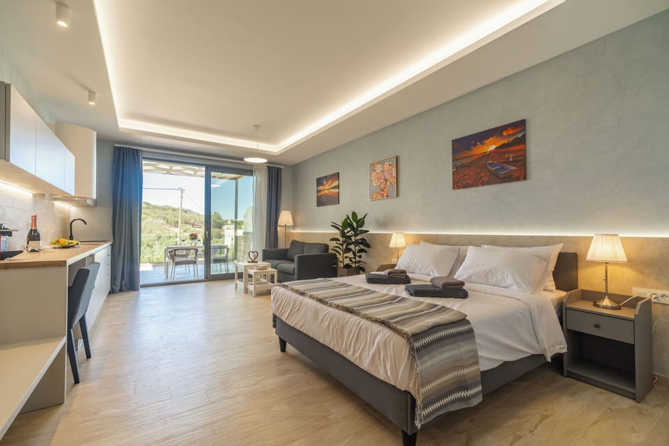 Deluxe Room, Courtyard View | Hypo-allergenic bedding, Select Comfort beds, in-room safe