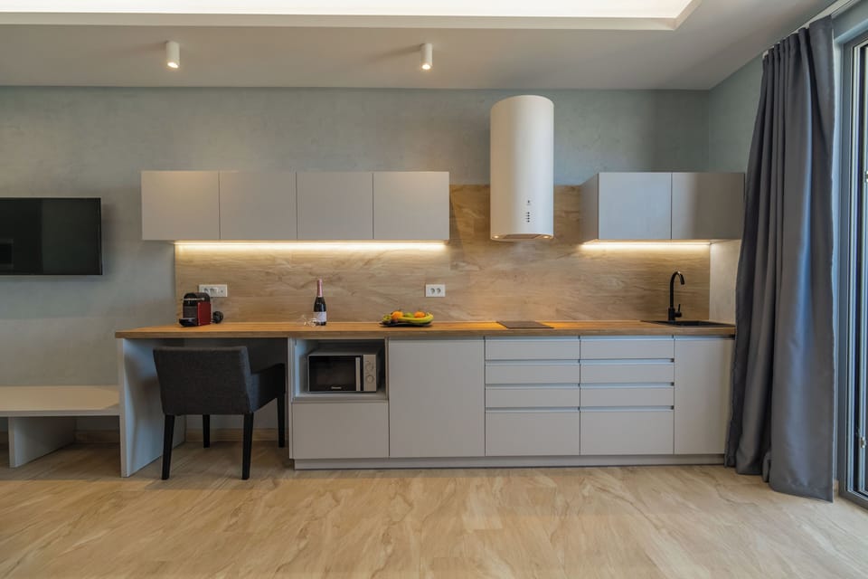 Deluxe Room, Courtyard View | Private kitchen | Shared fridge, microwave, electric kettle