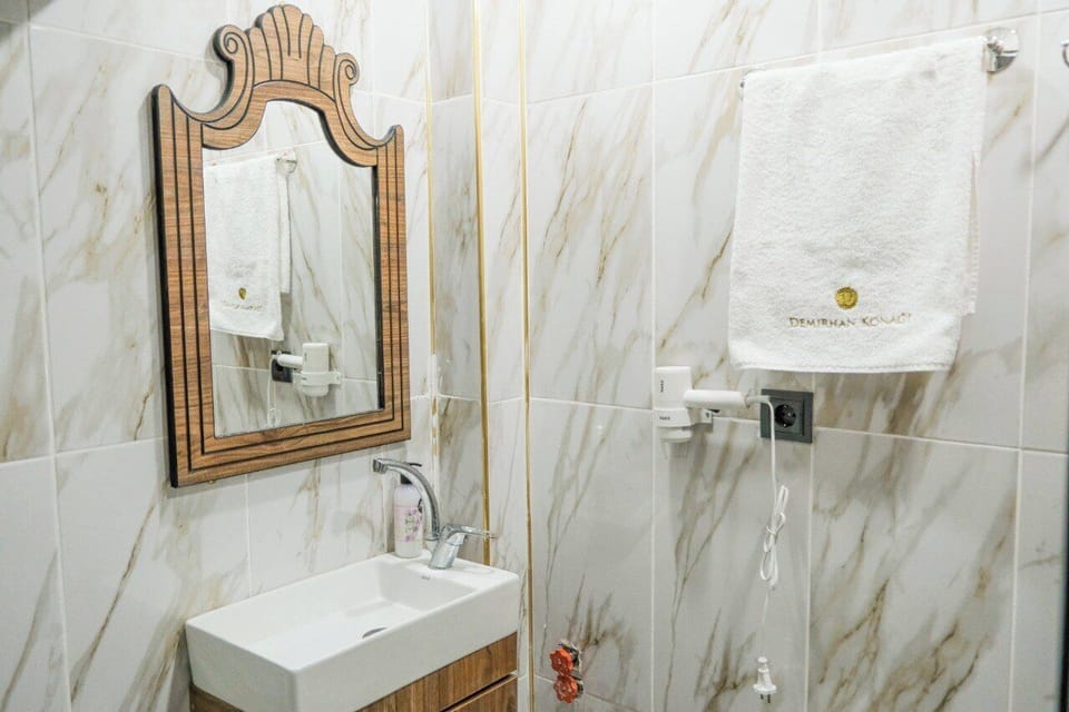 Shower, hair dryer, towels, shampoo