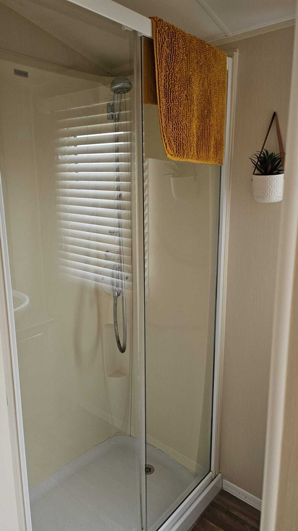 Cabin | Bathroom | Shower, hair dryer, towels