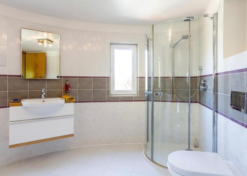 Sleeps10/18-parking-garden-pool-hottub-balcony Villa in Wealden District