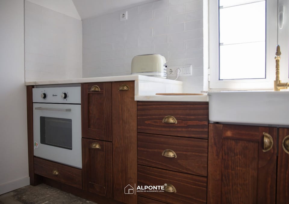 Basic House | Private kitchen | Full-size fridge, oven, stovetop, dishwasher