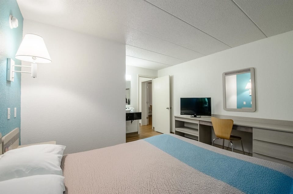 Standard Room, 1 King Bed, Non Smoking | WiFi (free), bed sheets
