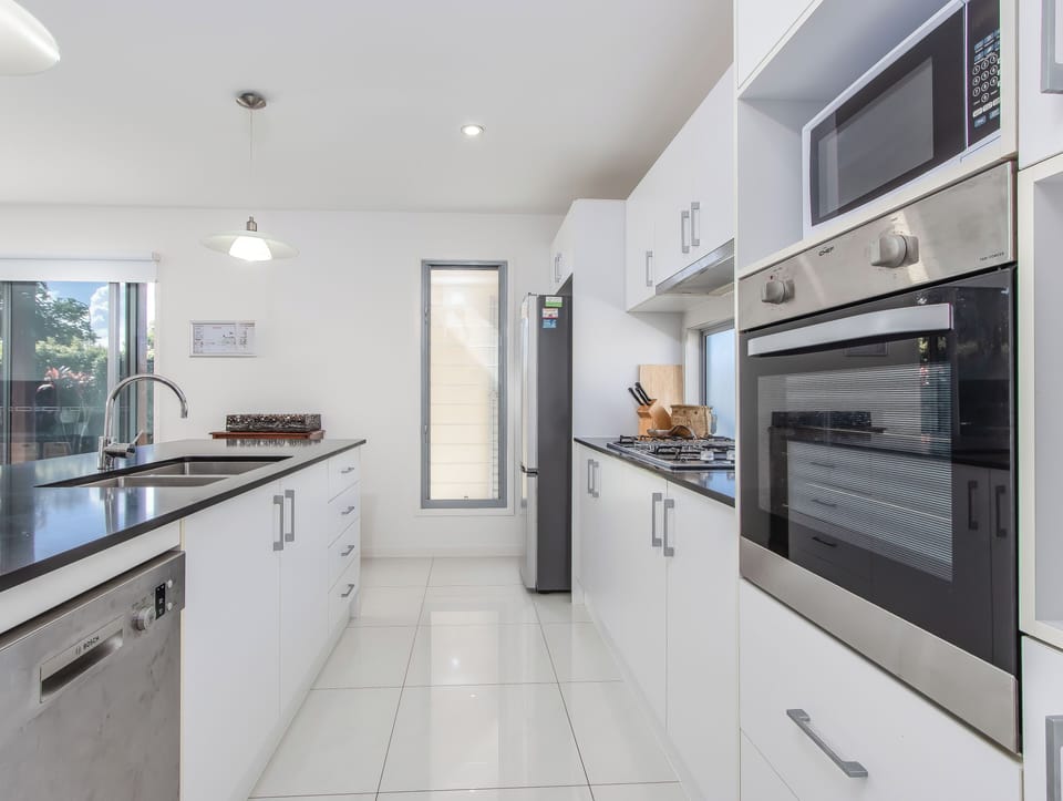 Luxury House, Garden View | Private kitchen | Full-size fridge, microwave, oven, stovetop