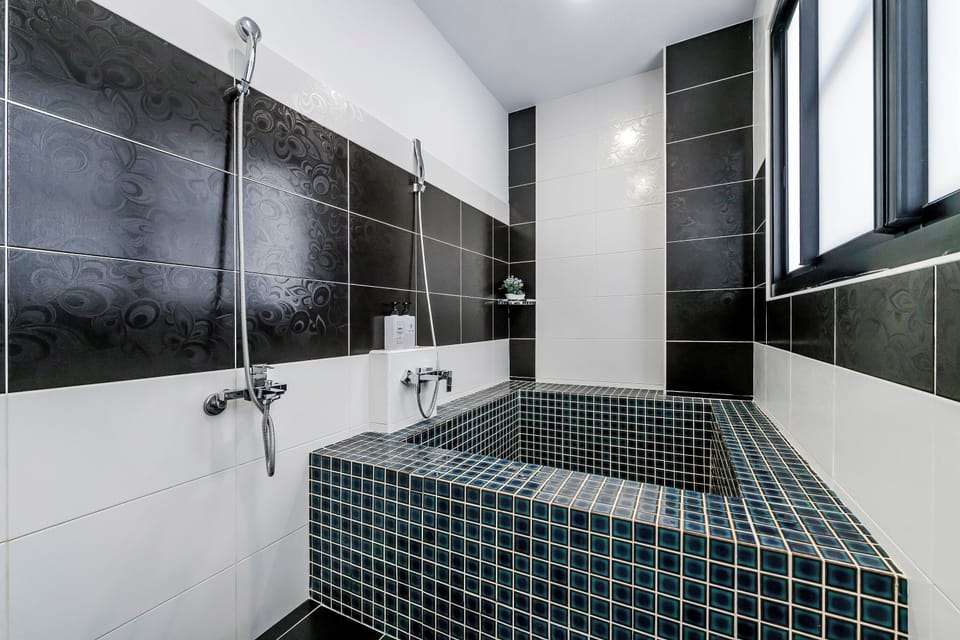 Triple Room, Bathtub | Bathroom | Hair dryer, towels, shampoo, toilet paper