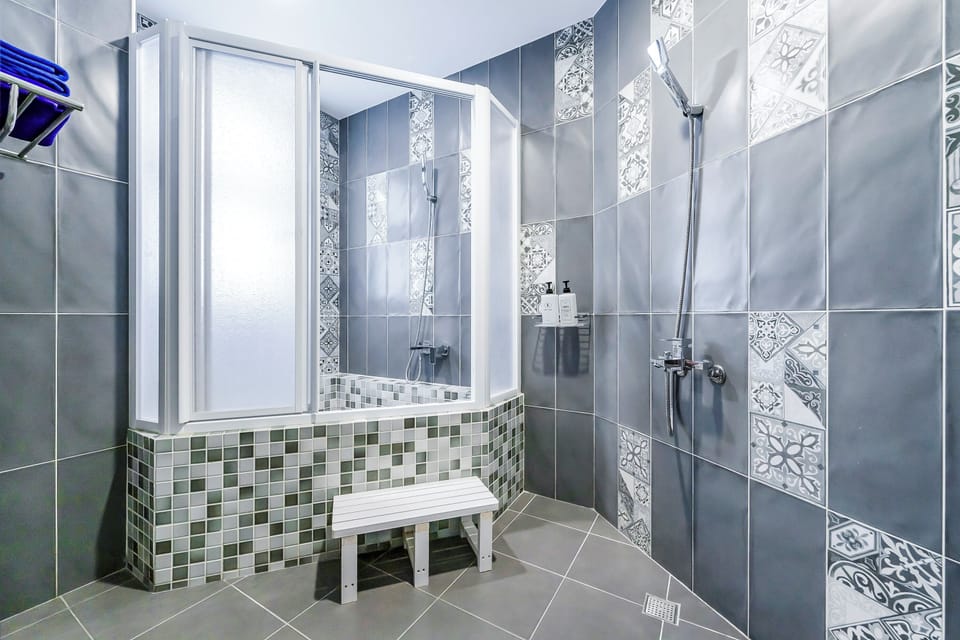 Standard Quadruple Room | Bathroom | Hair dryer, towels, shampoo, toilet paper