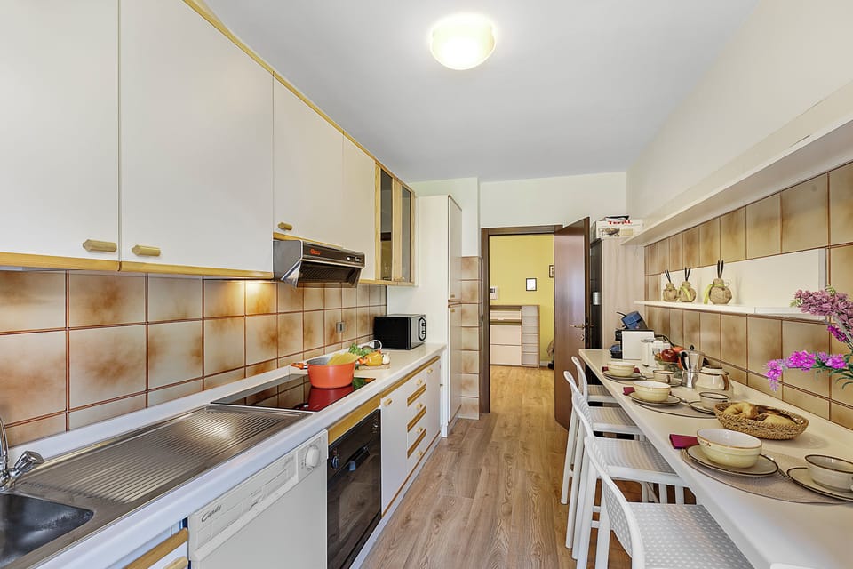 Family Apartment, 2 Bedrooms, Microwave (Il Giardino di Riva) | Private kitchen