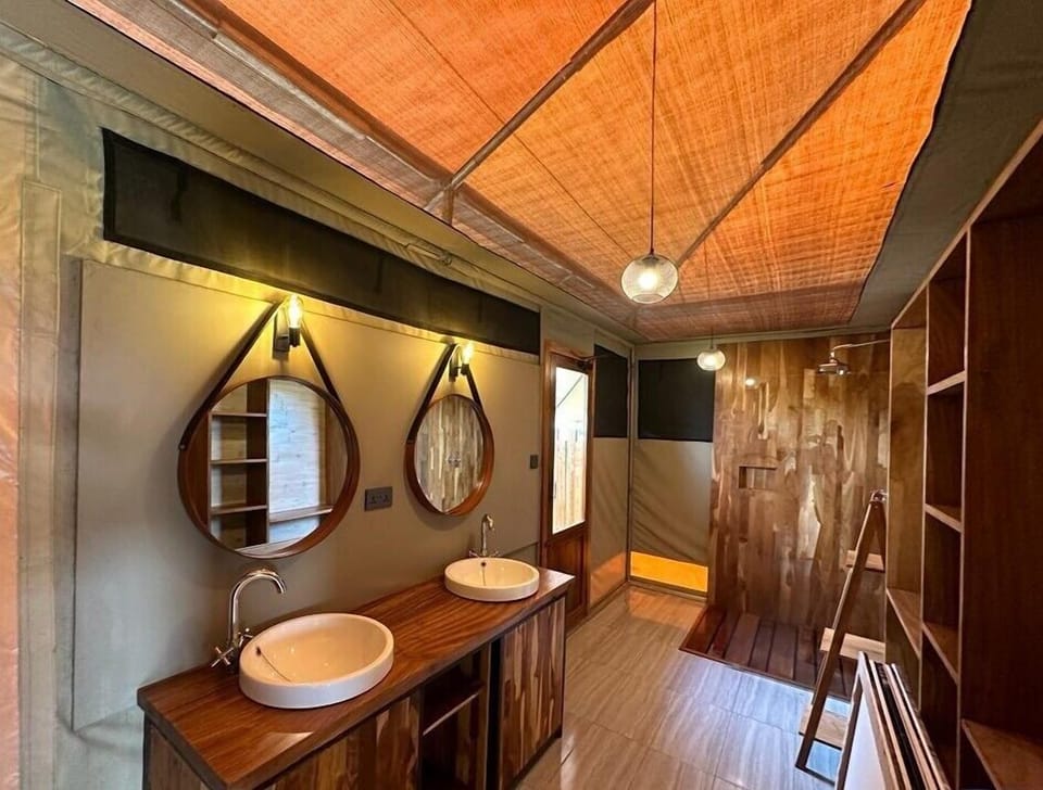 Tent | Bathroom | Shower, bathrobes, slippers, bidet