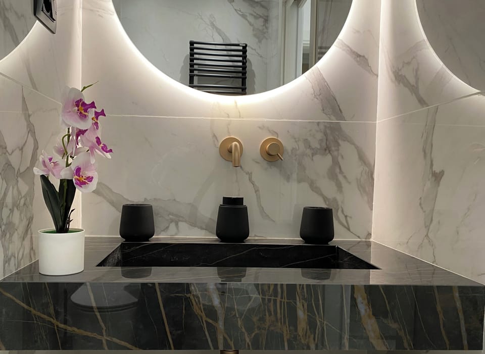 Superior Double Room | Bathroom | Shower, rainfall showerhead, free toiletries, hair dryer