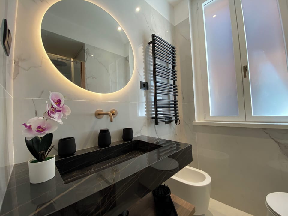 Standard Double Room | Bathroom | Shower, rainfall showerhead, free toiletries, hair dryer