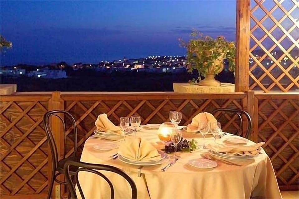 2 restaurants; breakfast, lunch, and dinner served