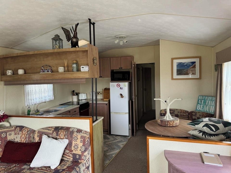 Cabin | Private kitchen | Fridge, microwave, oven, stovetop