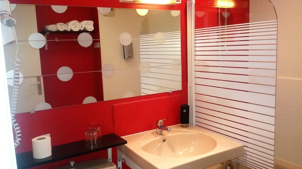 Combined shower/tub, rainfall showerhead, hair dryer, towels