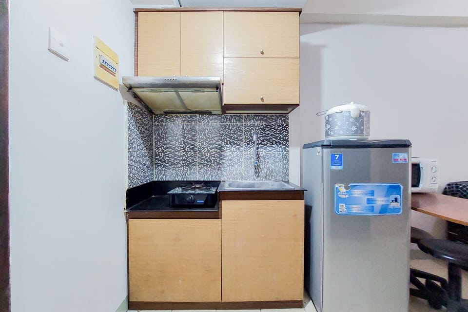 Deluxe Apartment | Private kitchen | Fridge, microwave, stovetop
