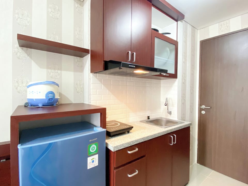 Deluxe Studio | Private kitchen | Fridge, stovetop