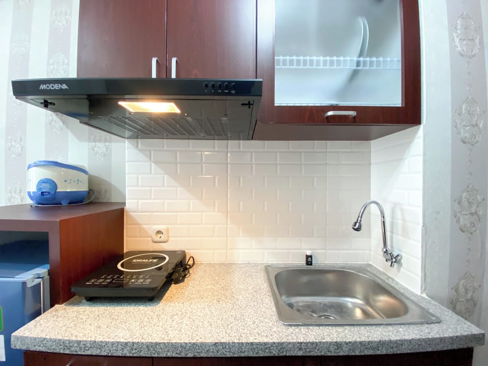 Deluxe Studio | Private kitchen | Fridge, stovetop