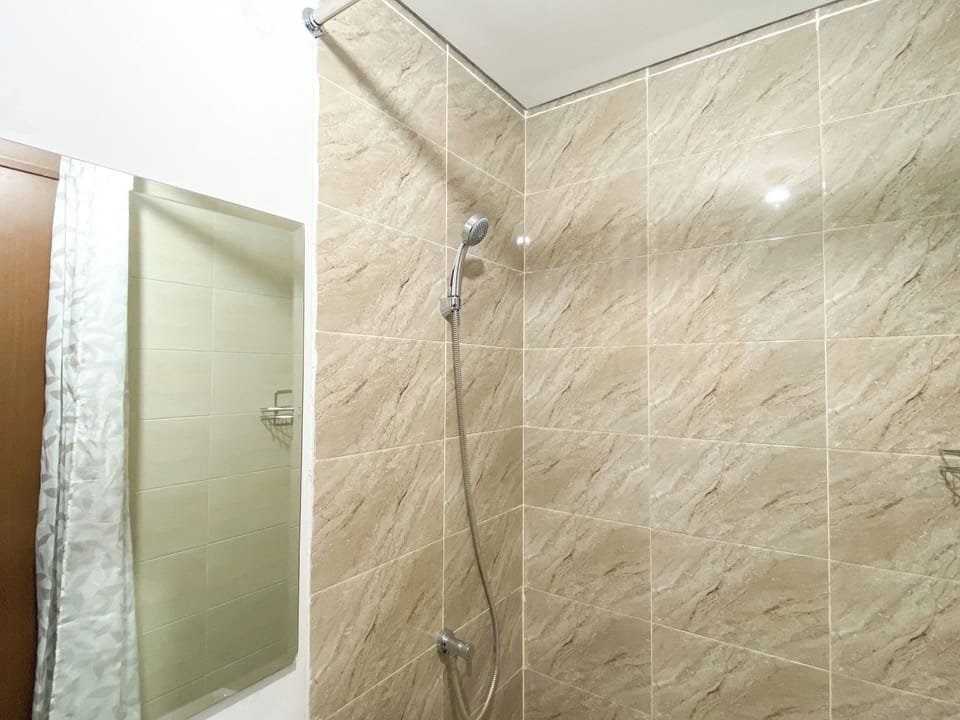 Deluxe Studio | Bathroom | Shower, towels