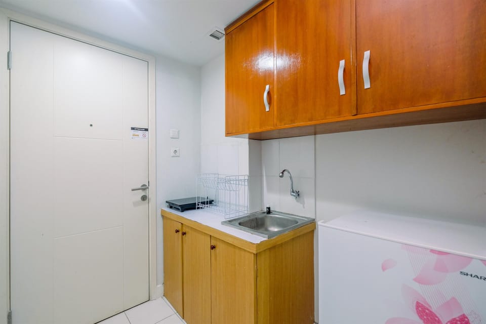 Deluxe Studio | Private kitchen | Fridge, stovetop
