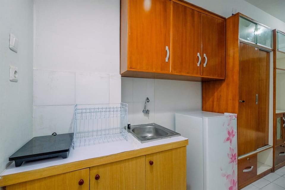 Deluxe Studio | Private kitchen | Fridge, stovetop