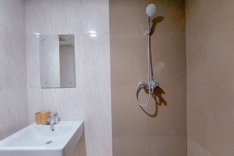 Deluxe Studio | Bathroom | Shower, towels