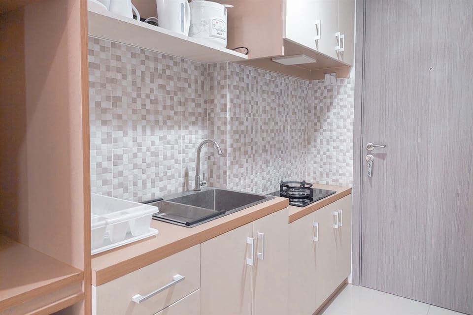 Deluxe Studio | Private kitchen | Mini-fridge, stovetop