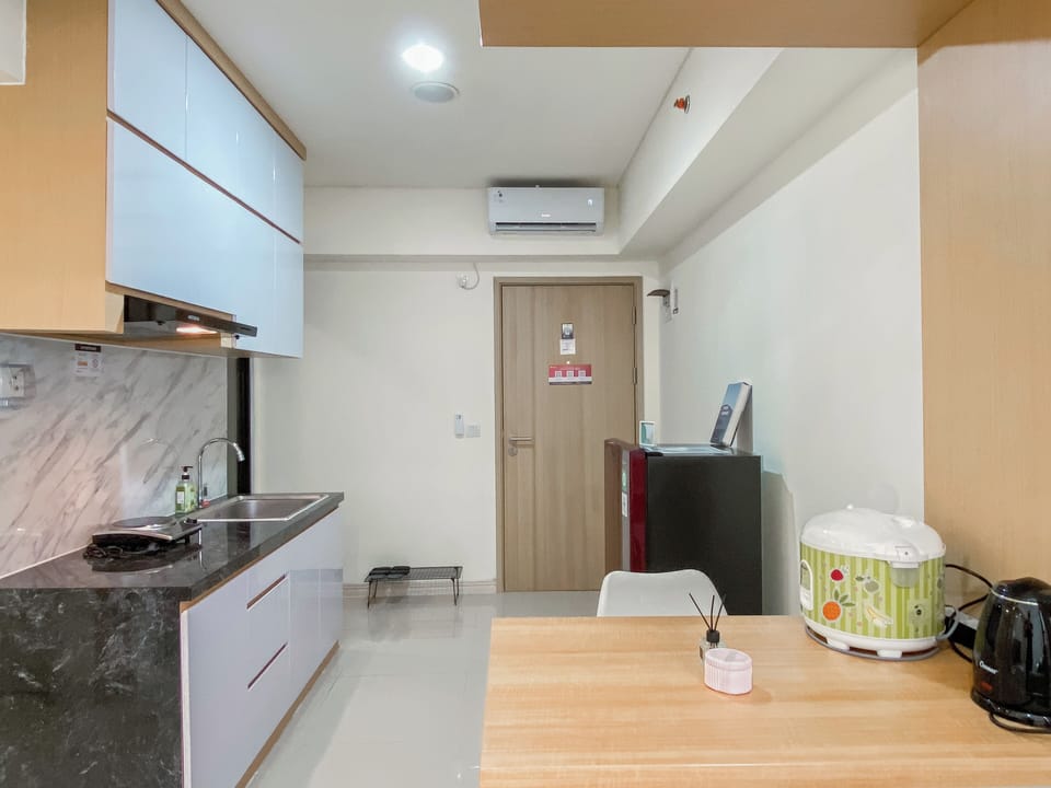 Deluxe Apartment | Private kitchen | Full-size fridge, stovetop, dining tables