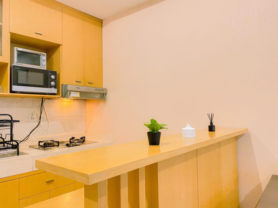 Deluxe Apartment | Private kitchen | Full-size fridge, microwave, stovetop, dining tables