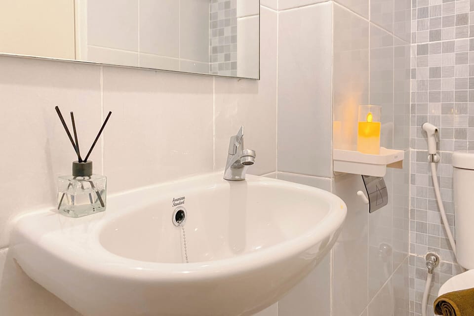 Deluxe Studio | Bathroom | Shower, towels