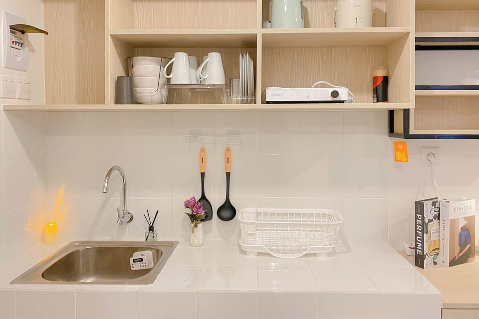 Deluxe Studio | Private kitchen | Mini-fridge, stovetop