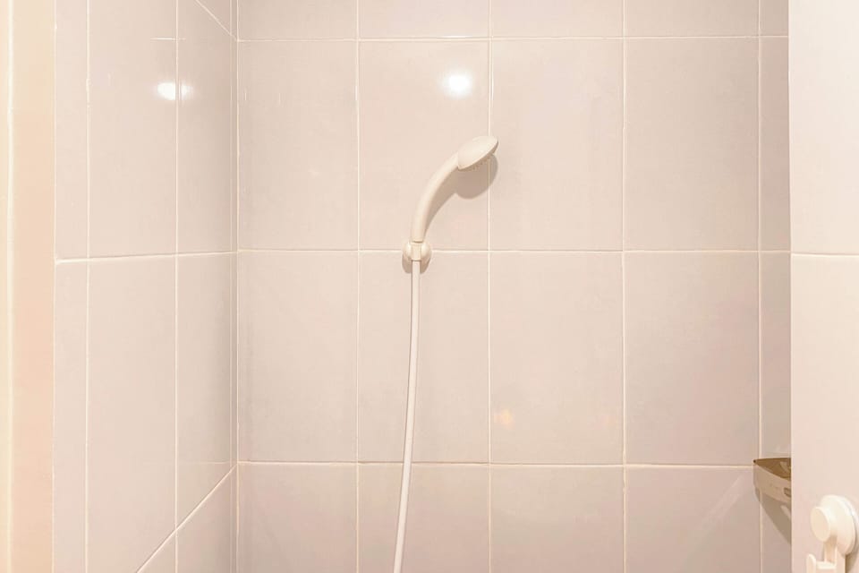 Deluxe Studio | Bathroom | Shower, towels