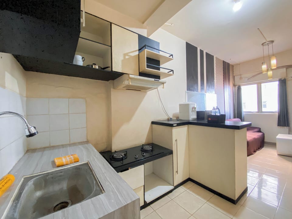 Deluxe Apartment | Private kitchen | Fridge, stovetop, dining tables, kitchen islands