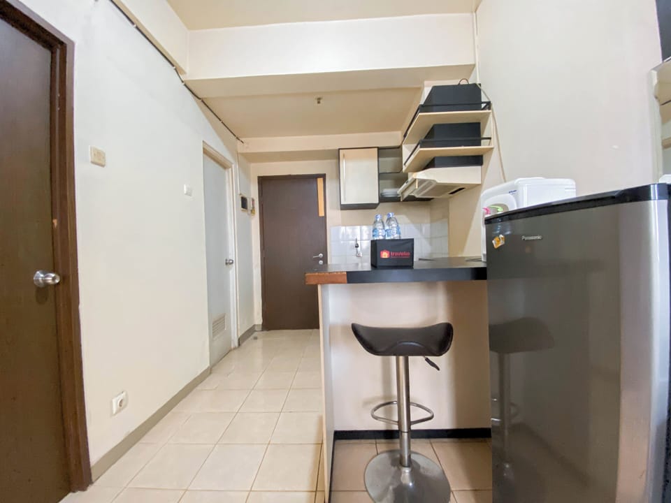 Deluxe Apartment | Private kitchen | Fridge, stovetop, dining tables, kitchen islands
