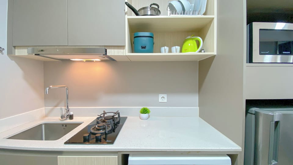 Deluxe Studio | Private kitchen | Fridge, microwave, stovetop