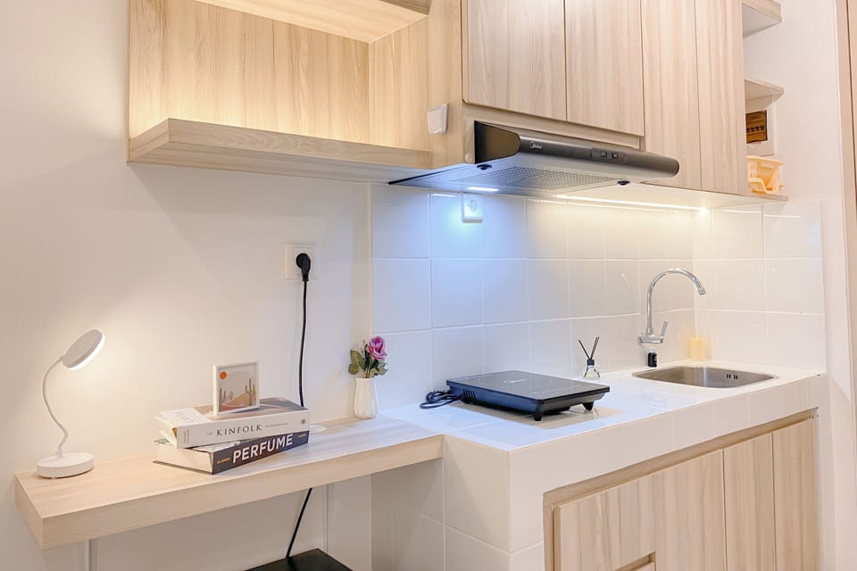 Deluxe Studio | Private kitchen | Full-size fridge, stovetop, electric kettle