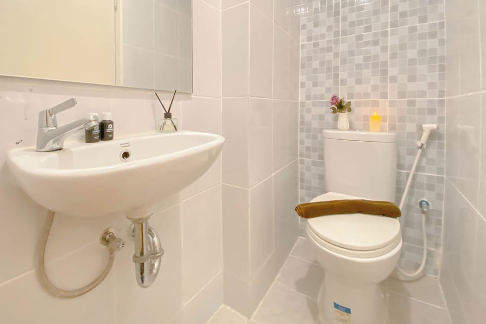 Deluxe Studio | Bathroom | Shower, towels