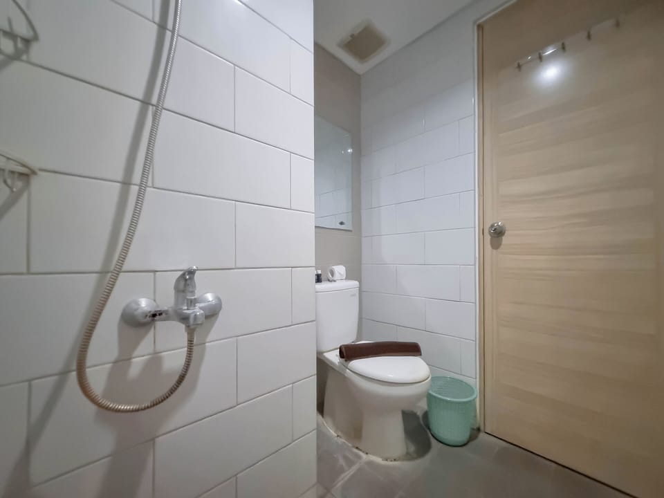 Deluxe Studio | Bathroom | Shower, towels